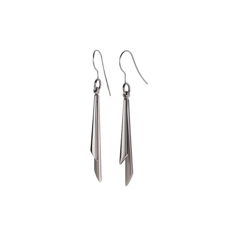 Boucles d'oreilles en titane avec une forme géométrique et une finition mate.