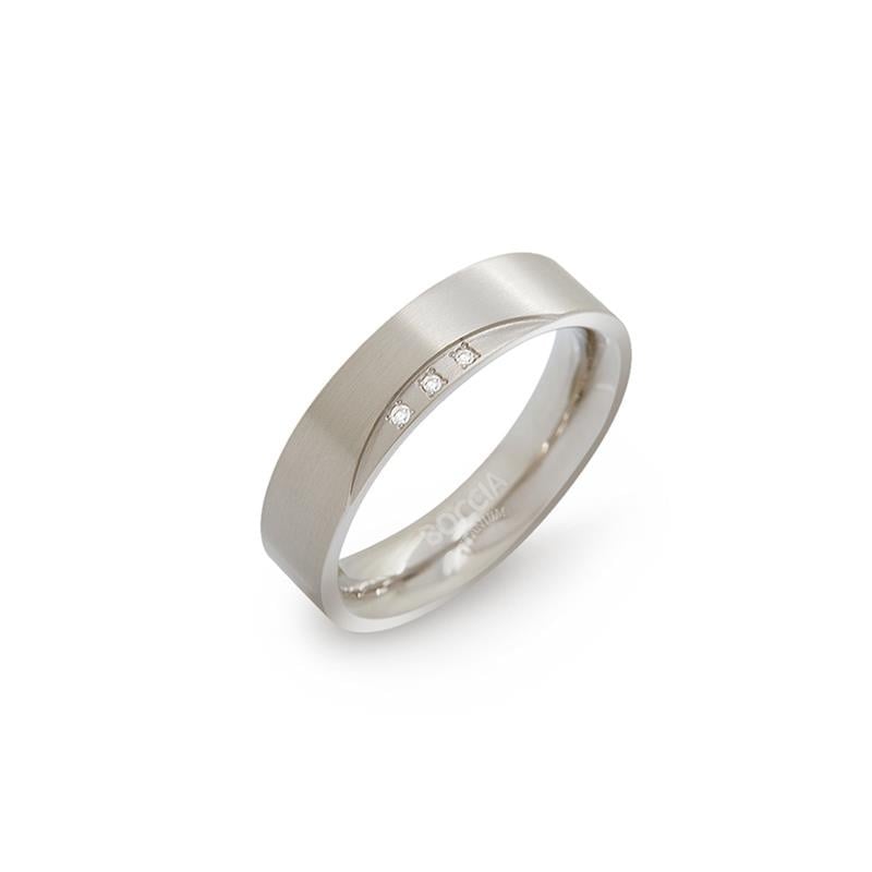 Bague en titane avec finition mate et trois petits diamants.