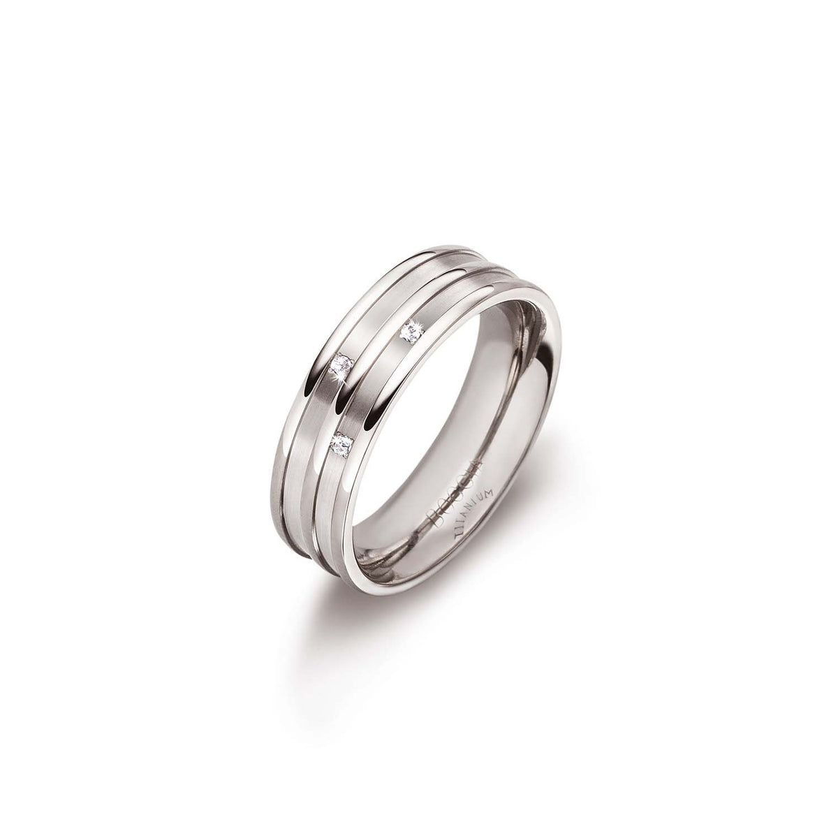 Bague en titane avec deux bandes brillantes et trois diamants sertis.