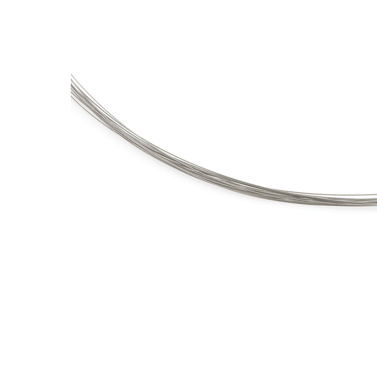 Collier en titane avec une finition lisse et brillante, de longueur moyenne.
