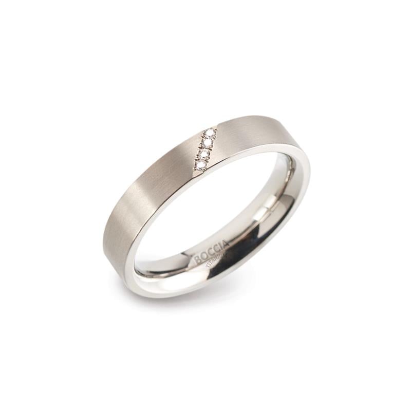 Bague en titane avec une finition mate et brillante, ornée de cinq petits diamants.