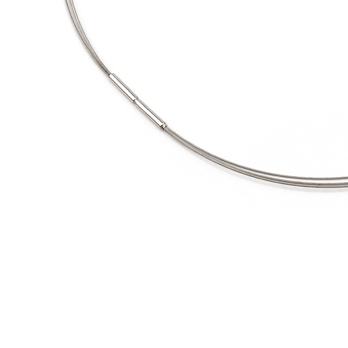 Collier en acier inoxydable de longueur fine, finition argentée et design minimaliste.