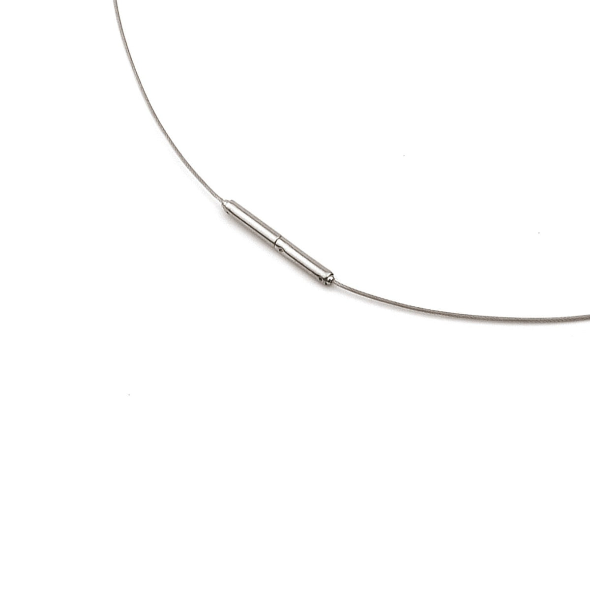 Collier en titane avec un fermoir en acier, design minimaliste et élégant.