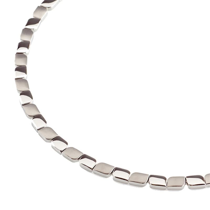 Collier en titane avec des maillons rectangulaires brillants.