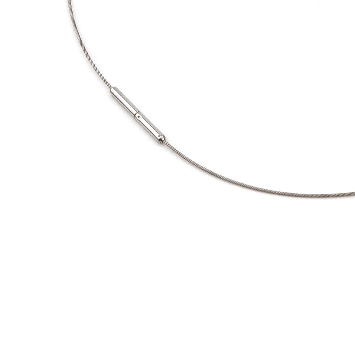 Collier en acier inoxydable avec un fermoir en titane, de couleur argentée et de forme simple.