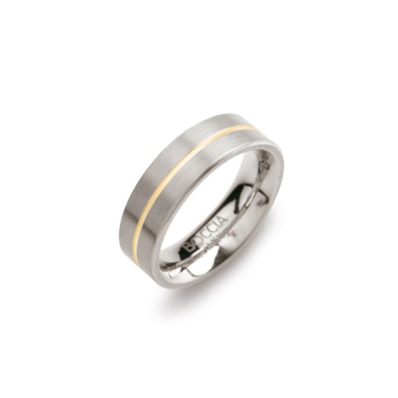 Bague en titane bicolore avec une finition mate et une bande dorée.