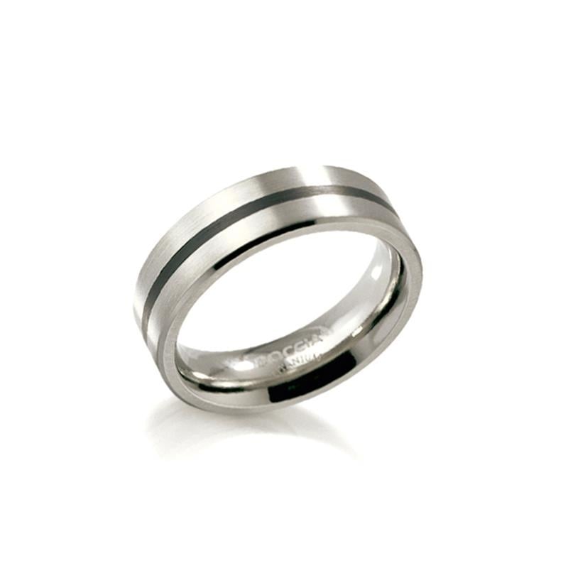 Bague en titane avec finition brillante et bande noire émaillée.