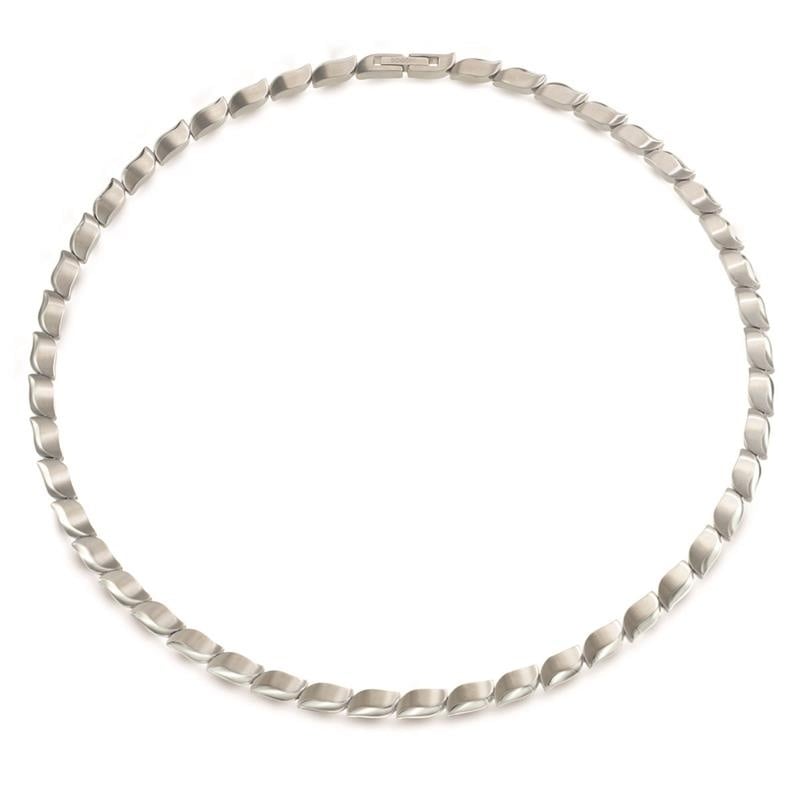 Collier en titane argenté avec des maillons en forme de feuilles.