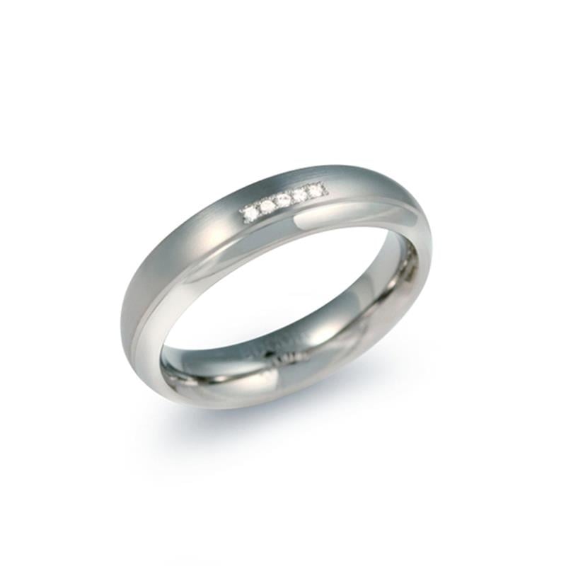 Bague en titane avec un design lisse et une finition brillante, ornée de diamants.