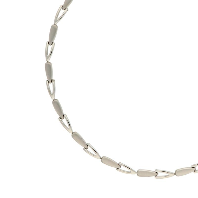 Collier en titane avec maillons allongés et finition mate.