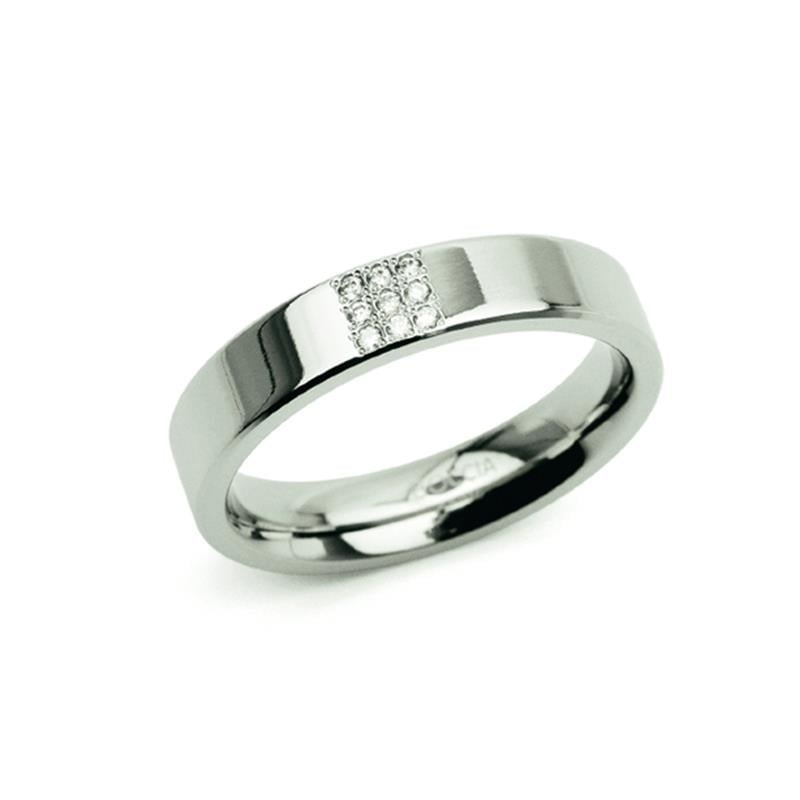 Bague en titane avec un design lisse et trois petits diamants sertis.