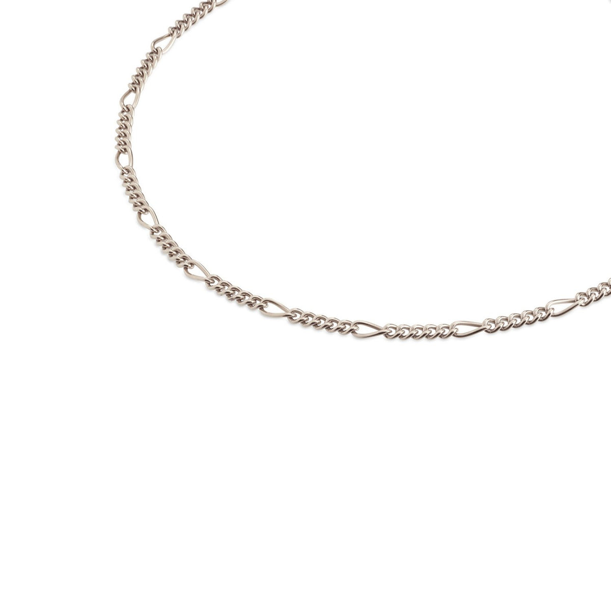 Titanium collier met een verfijnde schakeling en subtiele glans.