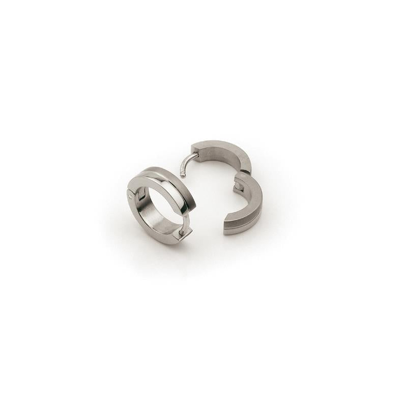 Boucles d'oreilles en titane, de forme ronde et ouverte, finition mate.