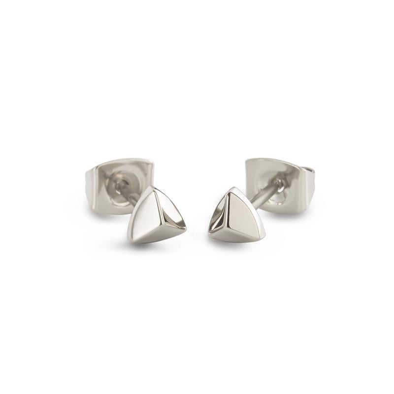 Een paar zilverkleurige titanium piramideoorbellen met vlindersluiting, afgebeeld op een witte achtergrond. Vakkundig vervaardigde Boccia Titanium Oorstekers 05015-01 van Boccia.