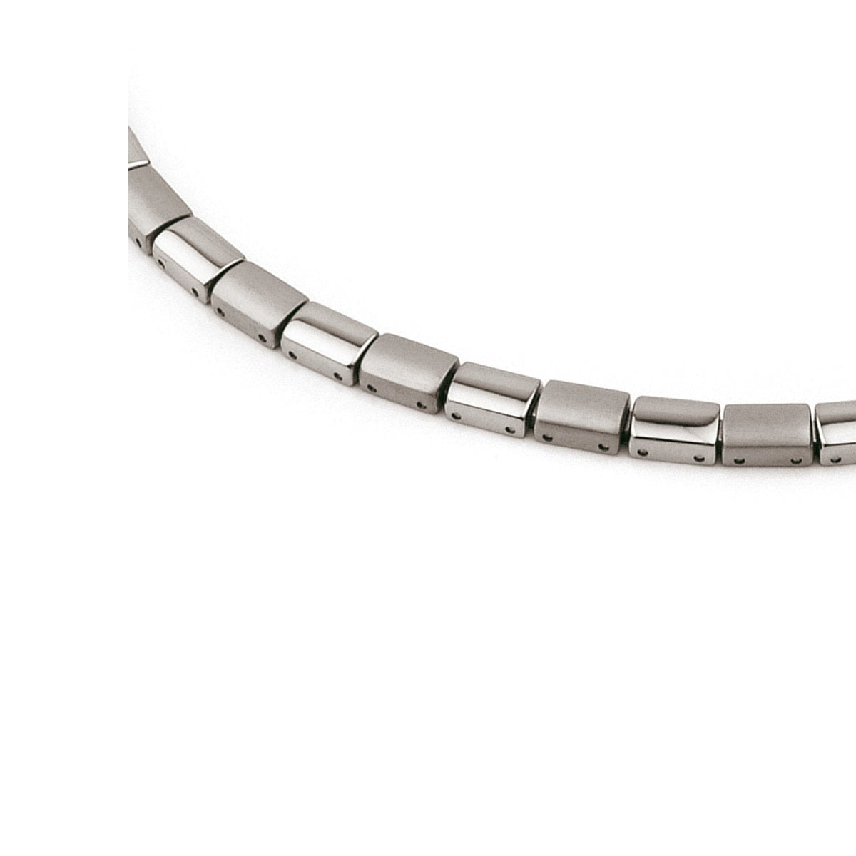 Collier en titane argenté avec des maillons rectangulaires.