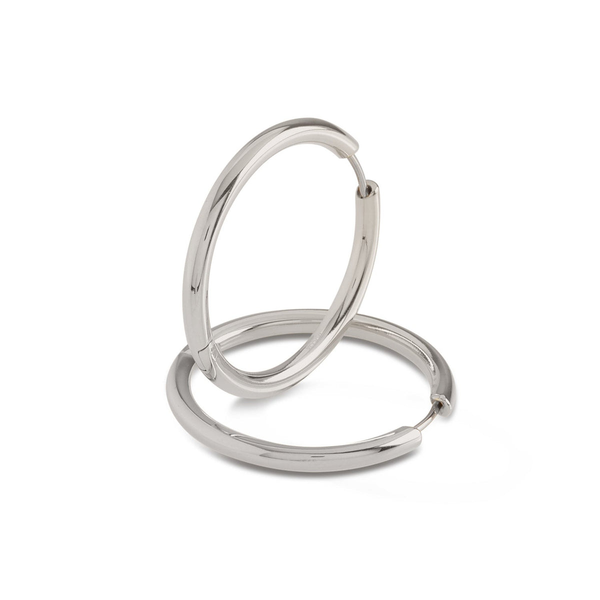 Boucles d'oreilles en titane, de forme ronde et lisse, avec une finition brillante.