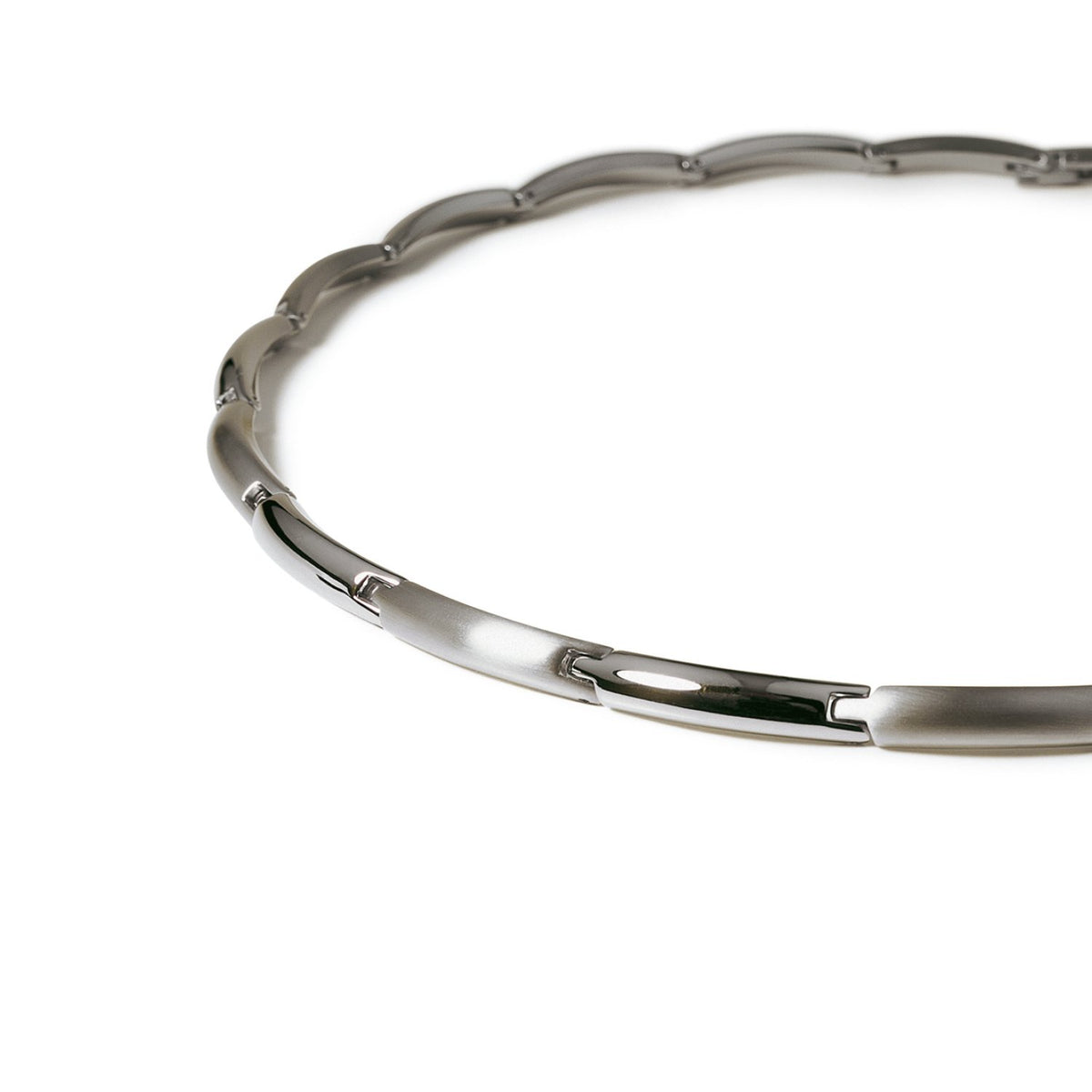 Collier en titane argenté avec des maillons allongés et une finition lisse.