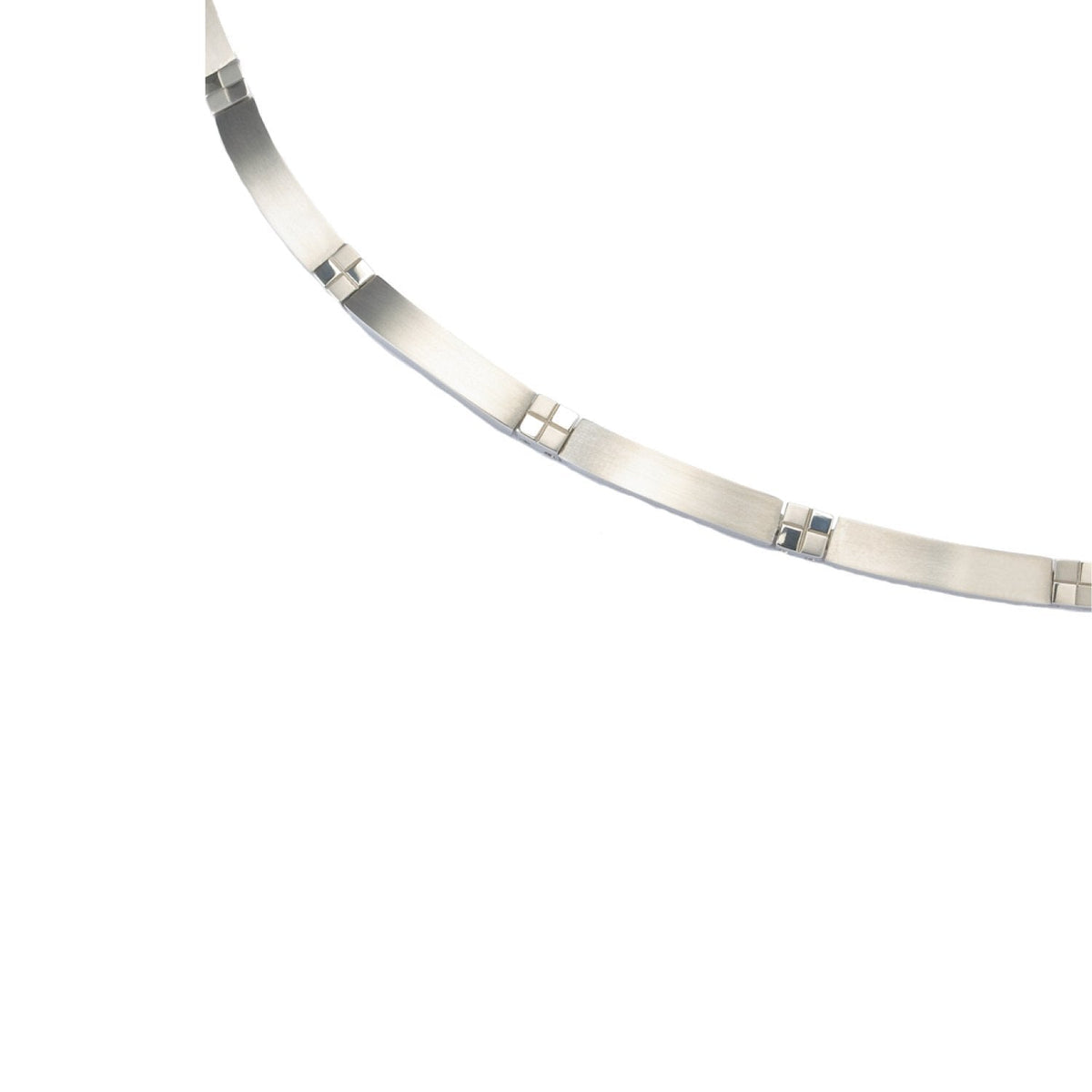 Collier en titane argenté avec des maillons rectangulaires et des détails brillants.