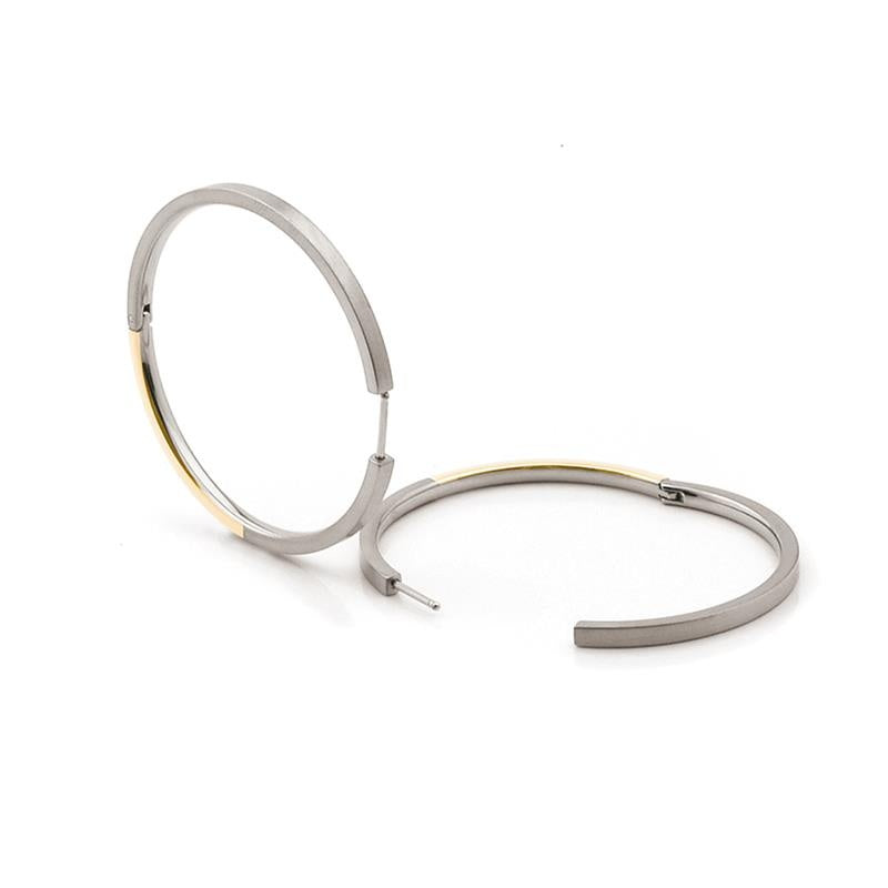 Boucles d'oreilles bicolores en titane avec une finition argentée et dorée.