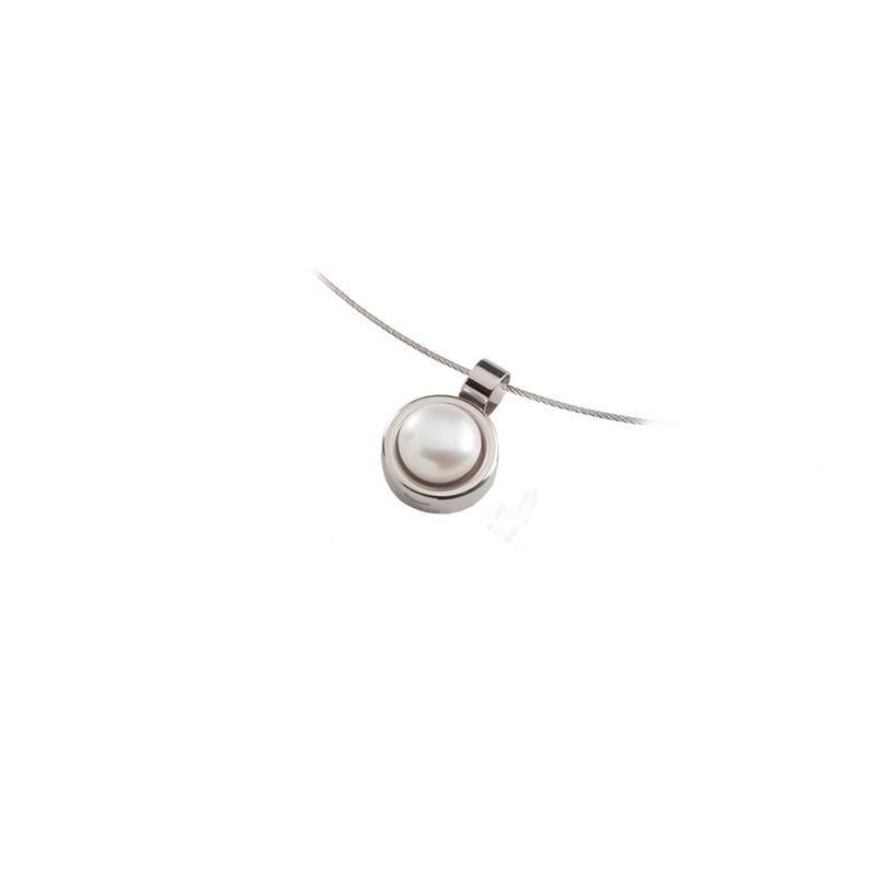 Pendentif en titane avec perle blanche, monté sur une chaîne fine.