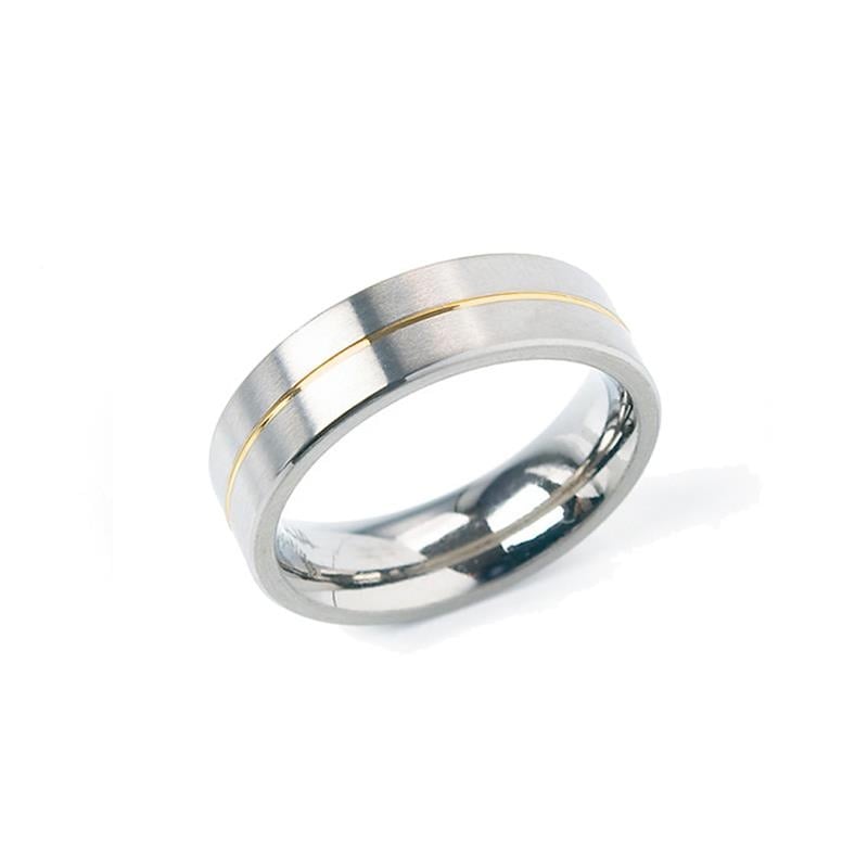 Bague en titane bicolore avec une finition polie et une bande dorée centrale.
