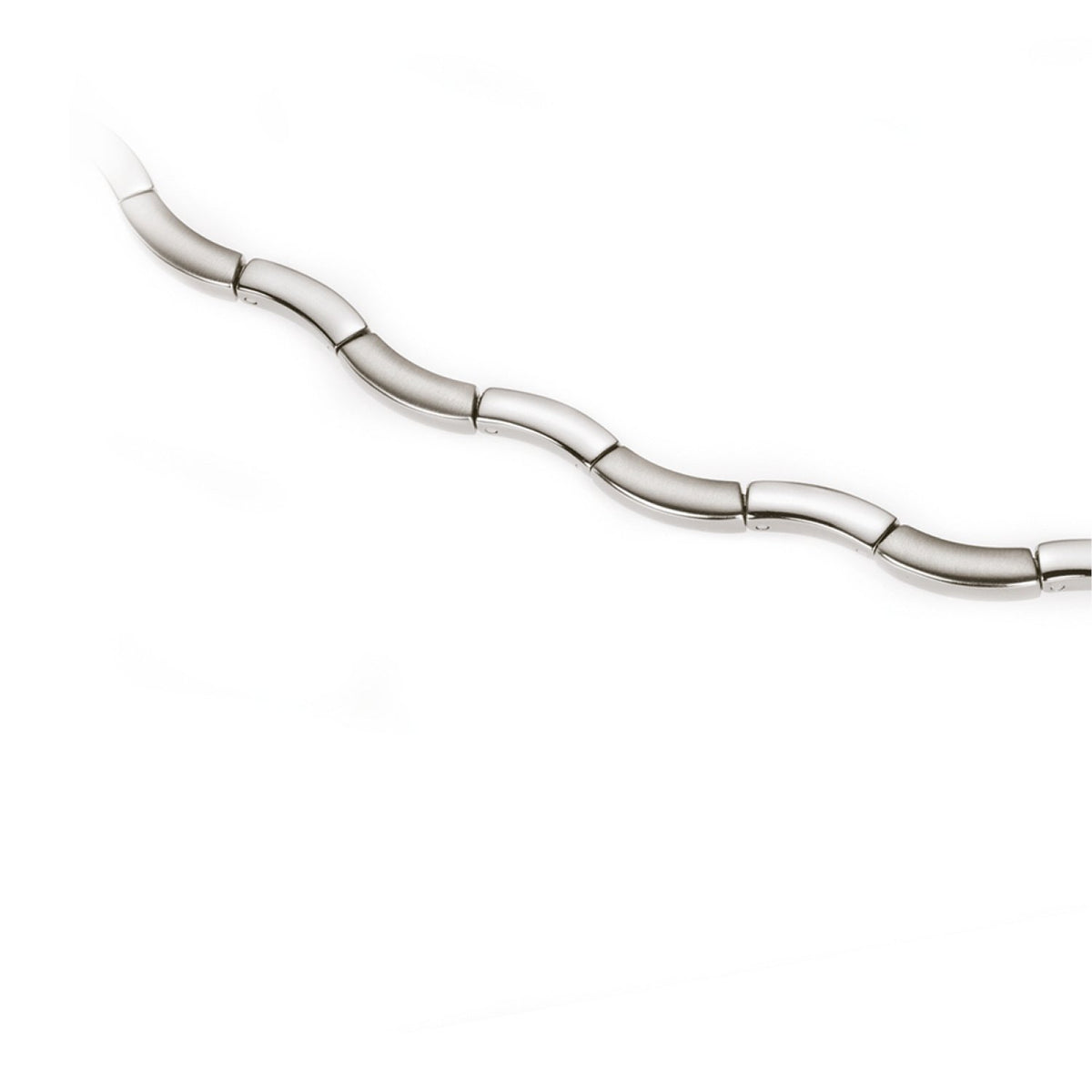 Collier en titane argenté avec des maillons ovales et lisses.