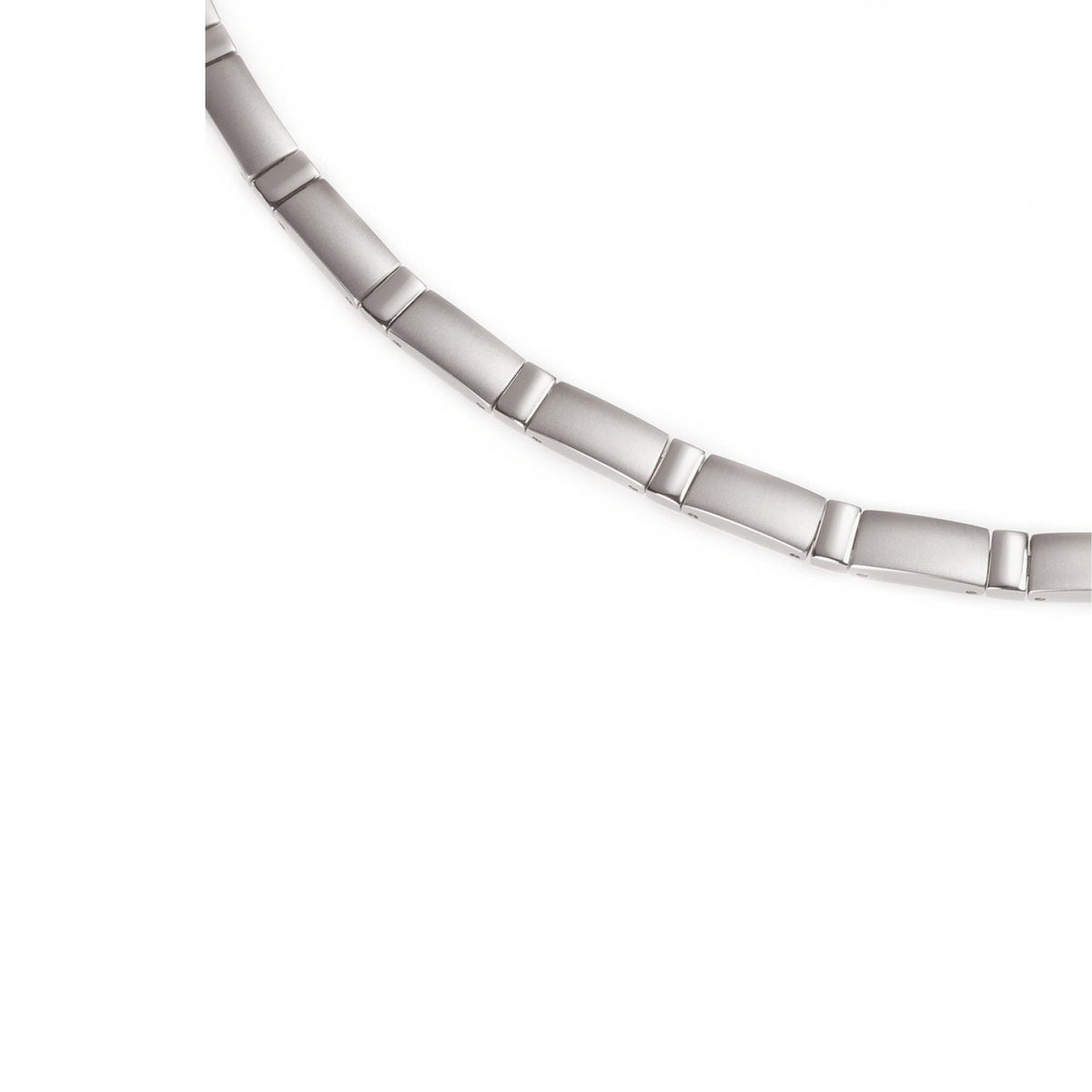 Collier en titane argenté avec maillons rectangulaires.