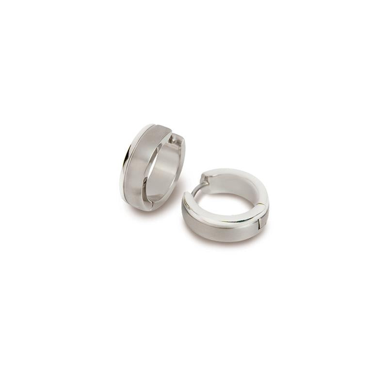 Boucles d'oreilles en titane argenté, de forme ronde et lisse.