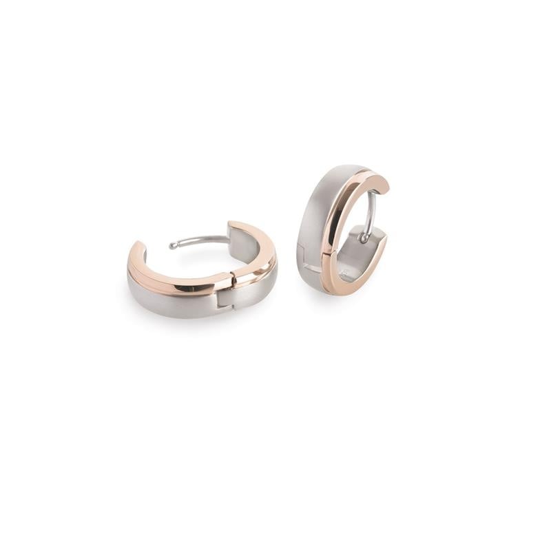 De Boccia Titanium Oorringen Bicolor rgp 0539-16 hebben een modern tweekleurig ontwerp met zilveren en rosékleurige accenten, waarbij de ene oorbel plat ligt en de andere rechtop staat om de metallic afwerking te benadrukken.