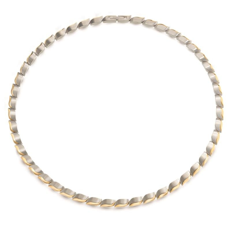 Collier bicolore en titane avec des maillons alternés argentés et dorés.