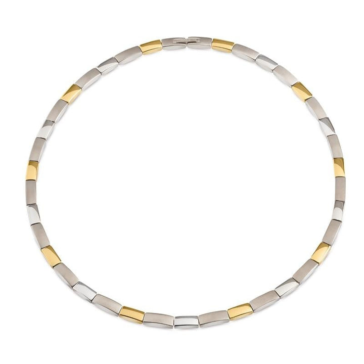 De Boccia Titanium Collier bicolor 08043-02 heeft afwisselend rechthoekige zilver- en goudkleurige schakels in een doorlopend cirkelvormig ontwerp.