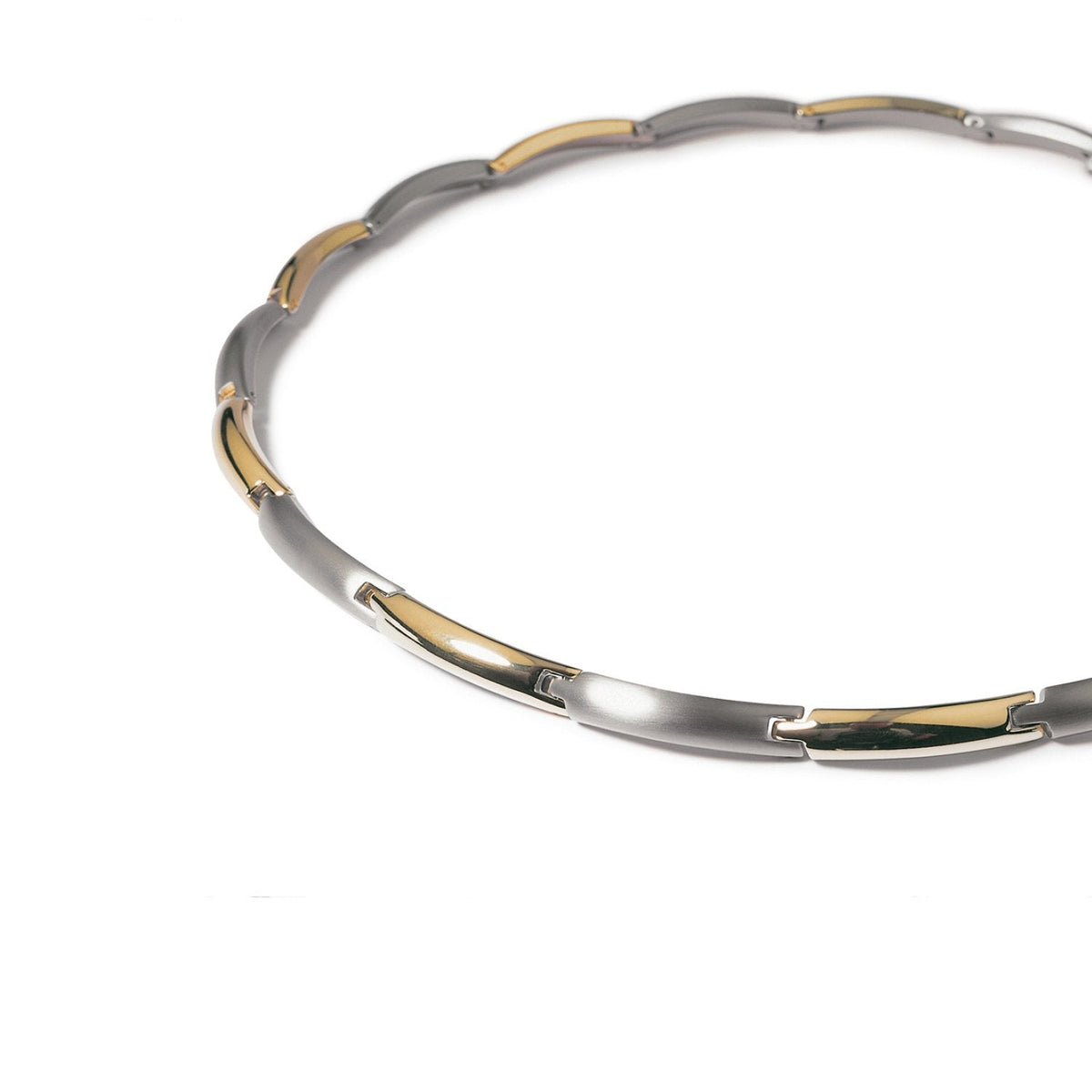 Bicolor titanium collier met een combinatie van zilver en goudkleurige schakels.