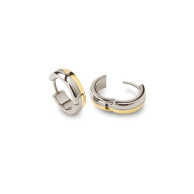 Boucles d'oreilles en titane bicolores avec une finition argentée et dorée.