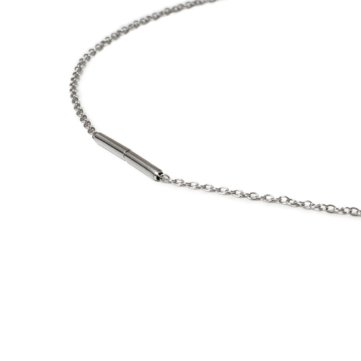 Collier en titane argenté avec un fermoir tubulaire et une chaîne délicate.