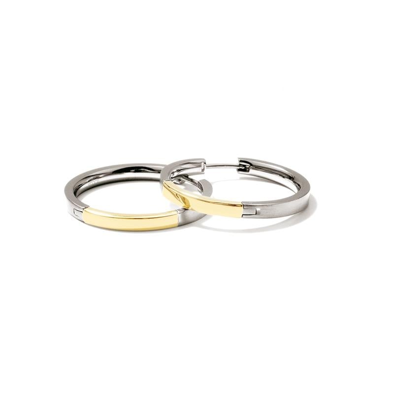 Boucles d'oreilles bicolores en titane avec une finition argentée et une bande dorée.