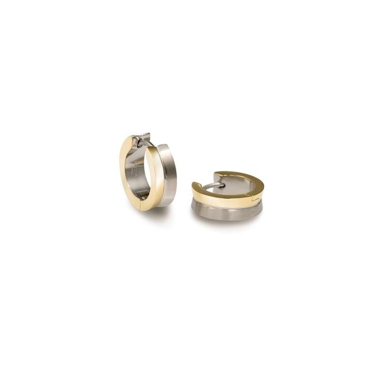 De Boccia Titanium Oorringen Bicolor 0511-01 zijn kleine tweekleurige oorbellen in zilver en goud. Eén oorbel staat rechtop, terwijl de andere plat ligt om het gespdetail te laten zien. Merk: Boccia.