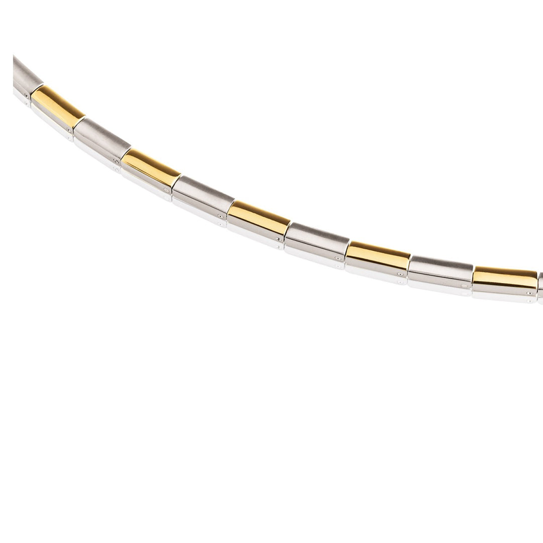 Een close-up van de Boccia Titanium Collier Bicolor 0866-02 benadrukt de afwisselend zilveren en gouden rechthoekige schakels, elegant weergegeven tegen een witte achtergrond.