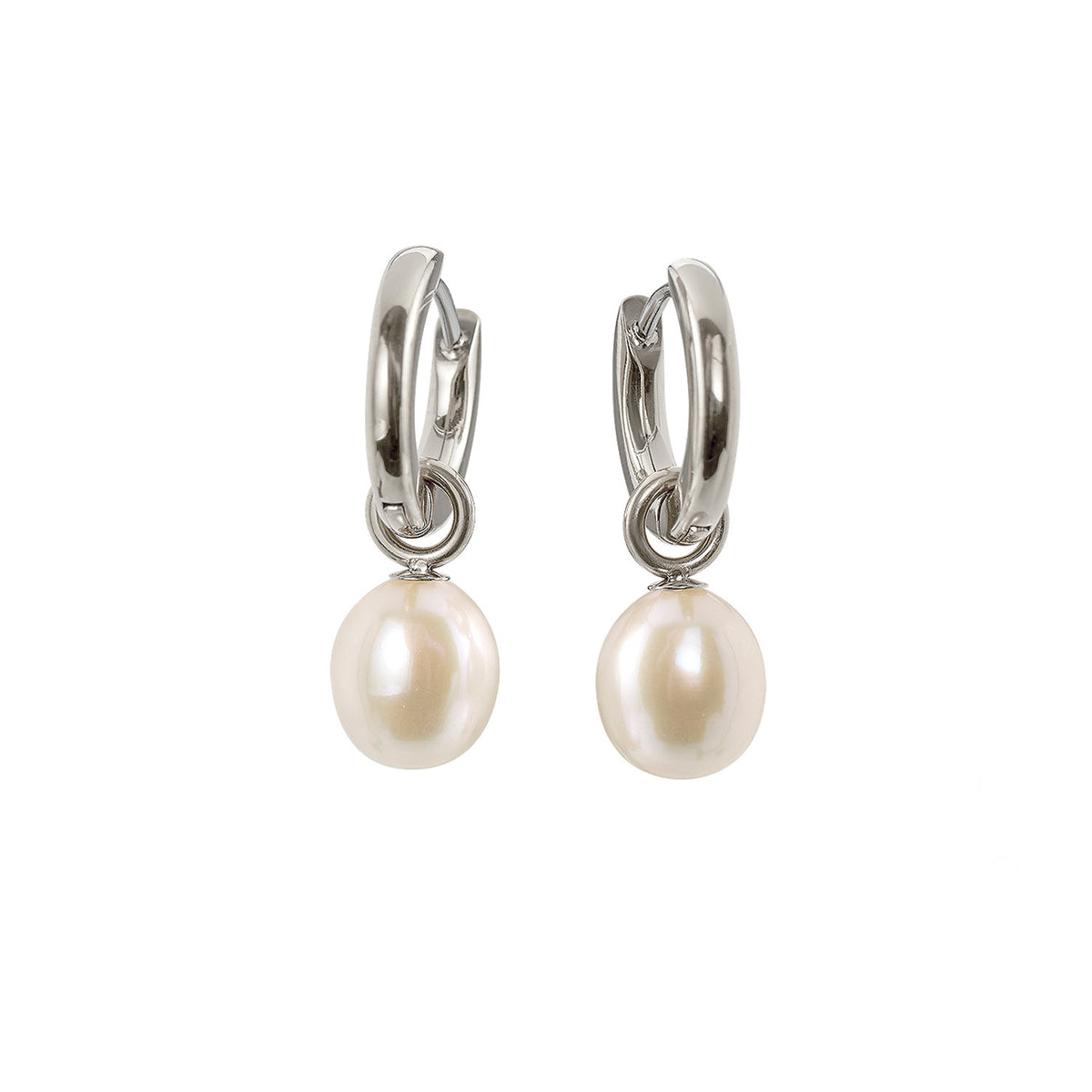 Boucles d'oreilles en titane avec perles blanches, finition brillante et design pendantes.
