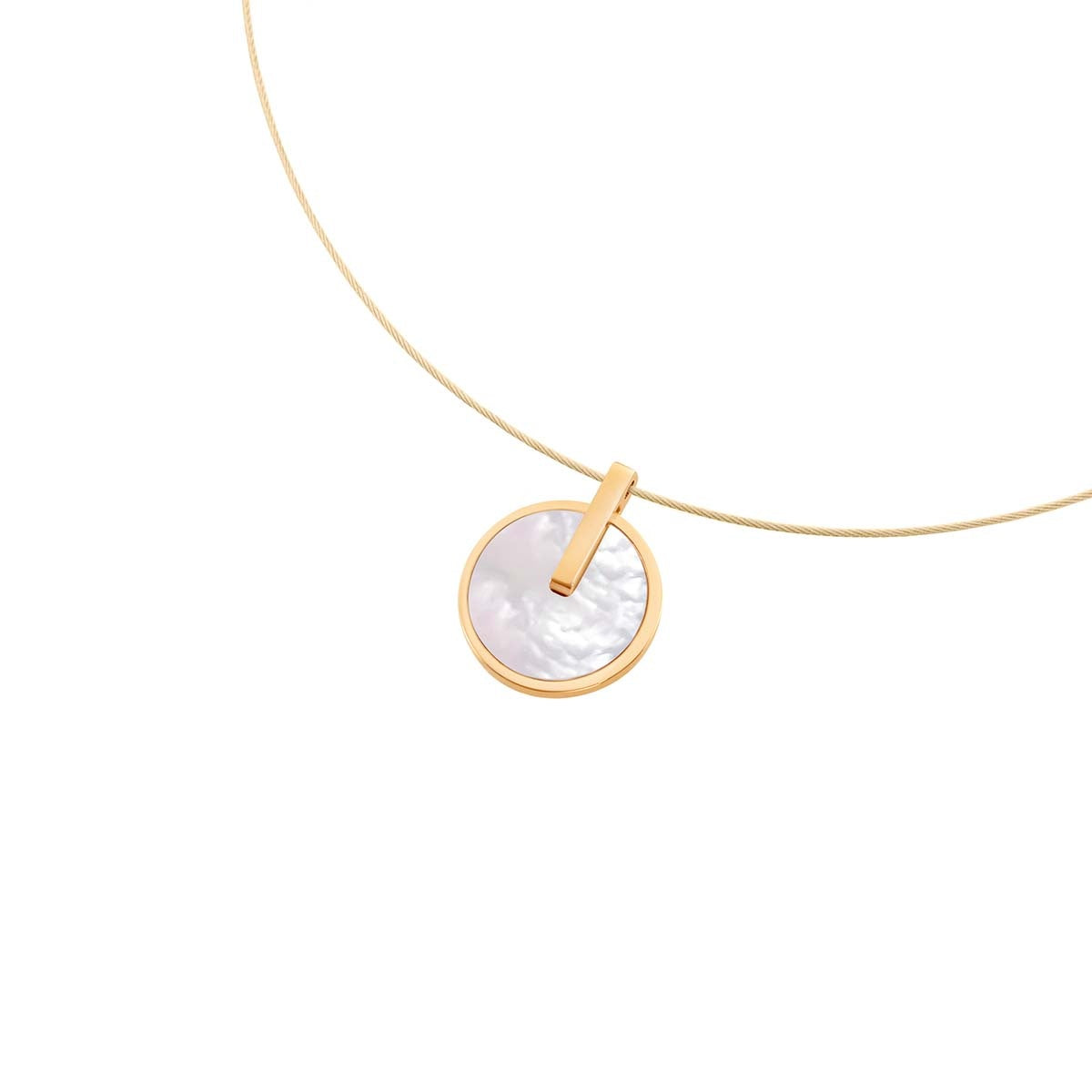 Pendentif en titane doré avec une pièce ronde en nacre.