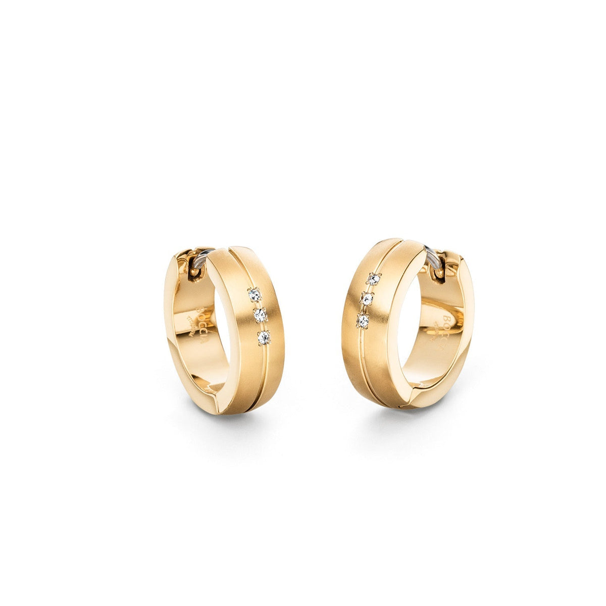 Boucles d'oreilles en titane doré avec trois petits diamants.