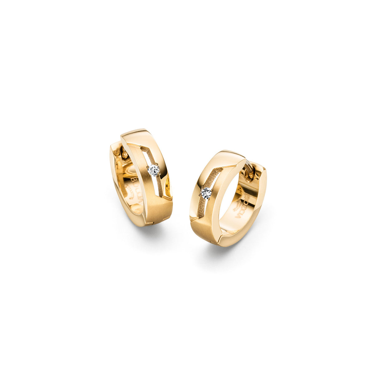 Boucles d'oreilles en titane doré avec un diamant de 0,04 carat.