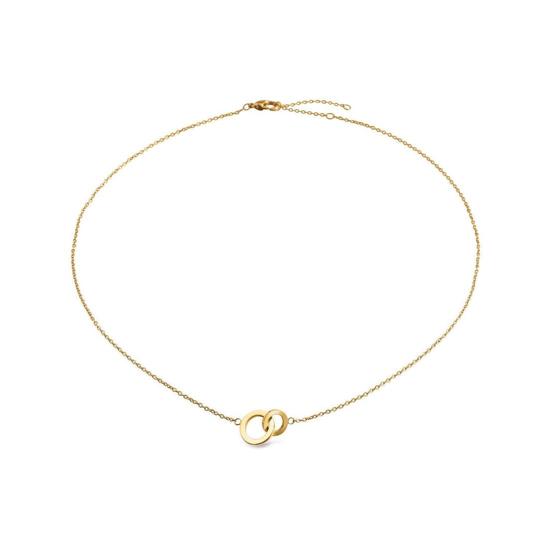De Boccia Titanium Collier gp 08033-03 van Boccia heeft een delicate, gouden hanger met het oneindigheidssymbool, die eenvoudig in het midden van de ketting is geplaatst en tegen een effen witte achtergrond wordt afgebeeld.