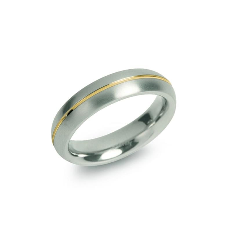 Bague en titane bicolore avec une fine ligne dorée.