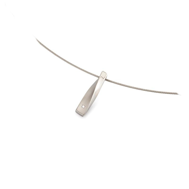 Pendentif en titane avec un design épuré et une petite pierre brillante.