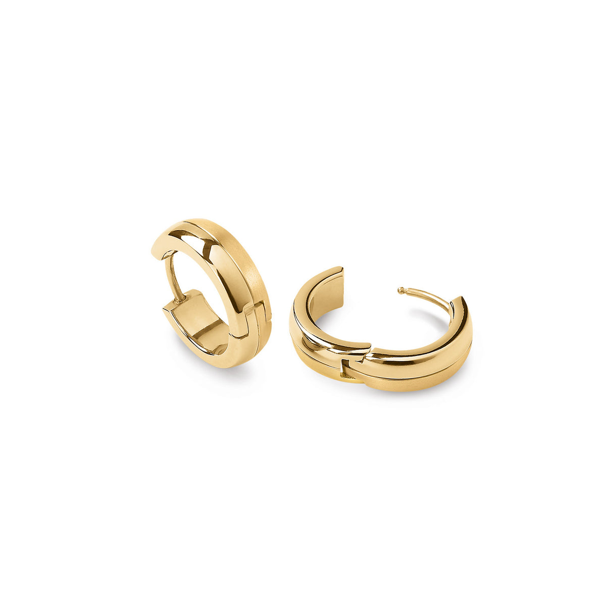 Boucles d'oreilles en titane doré, avec un design moderne et une finition lisse.