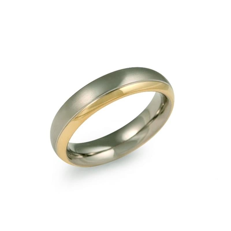 Bague en titane bicolore avec une finition brillante, présentant une partie argentée et une partie dorée.