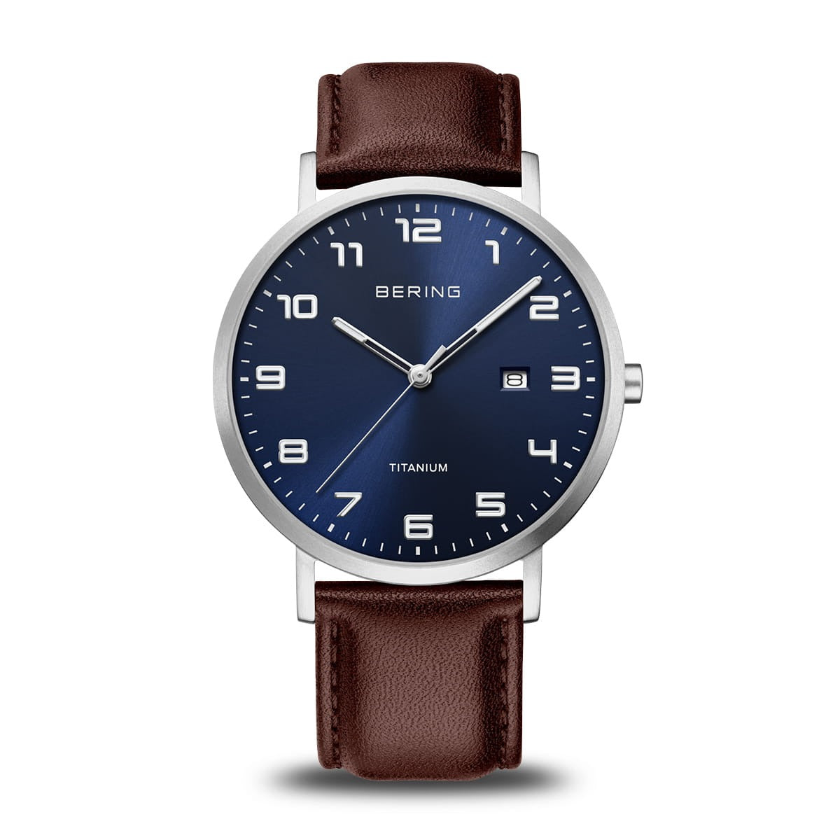 Montre pour homme avec cadran bleu, boîtier en titane et bracelet en cuir marron.