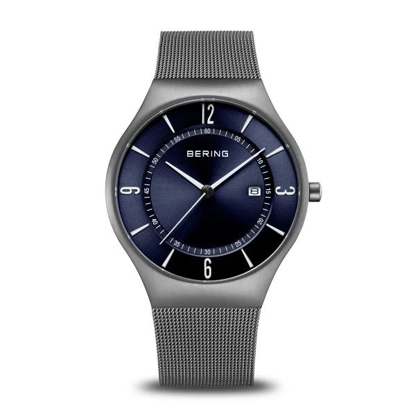 Montre Bering avec un cadran bleu, boîtier en acier inoxydable et bracelet en maille.