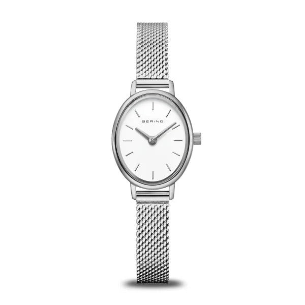 Montre argentée avec un cadran blanc ovale et un bracelet en maille.