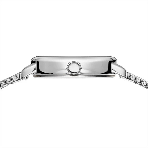 Zijaanzicht van de Bering 11020-004 zilver dameshorloge met een slank, minimalistisch ontwerp met een metalen mesh band, ronde kroon en dun profiel.